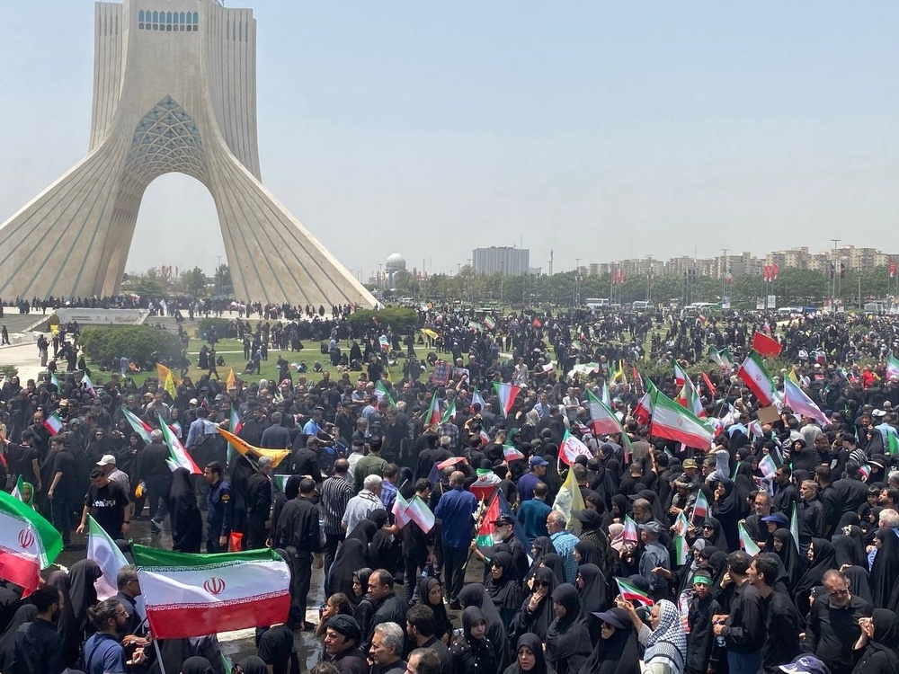 ڕێوڕەسمی پرسەی شەهیدەکانی شەڕی ۱۲ ڕۆژە، لە تاران بەڕێوەچوو